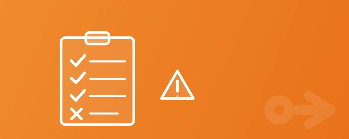 Portapapeles con una checklist de aciertos y un error marcado, sobre fondo naranja de marca