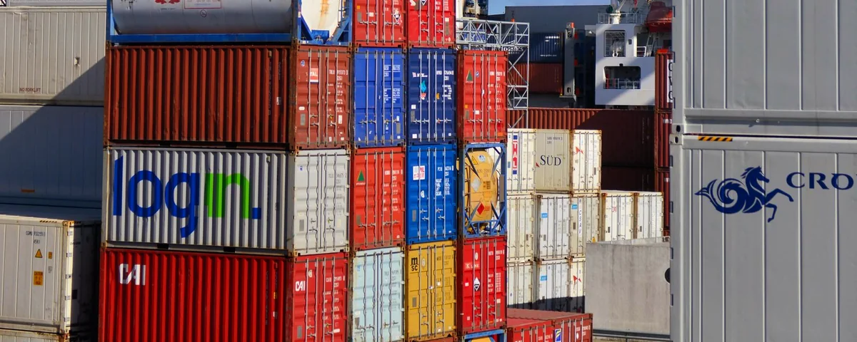 Conteneurs colorés empilés sur un terminal portuaire