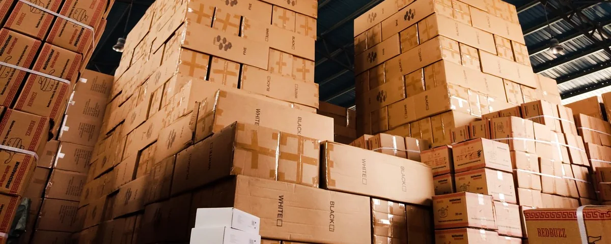 Cartons empilés dans un entrepôt