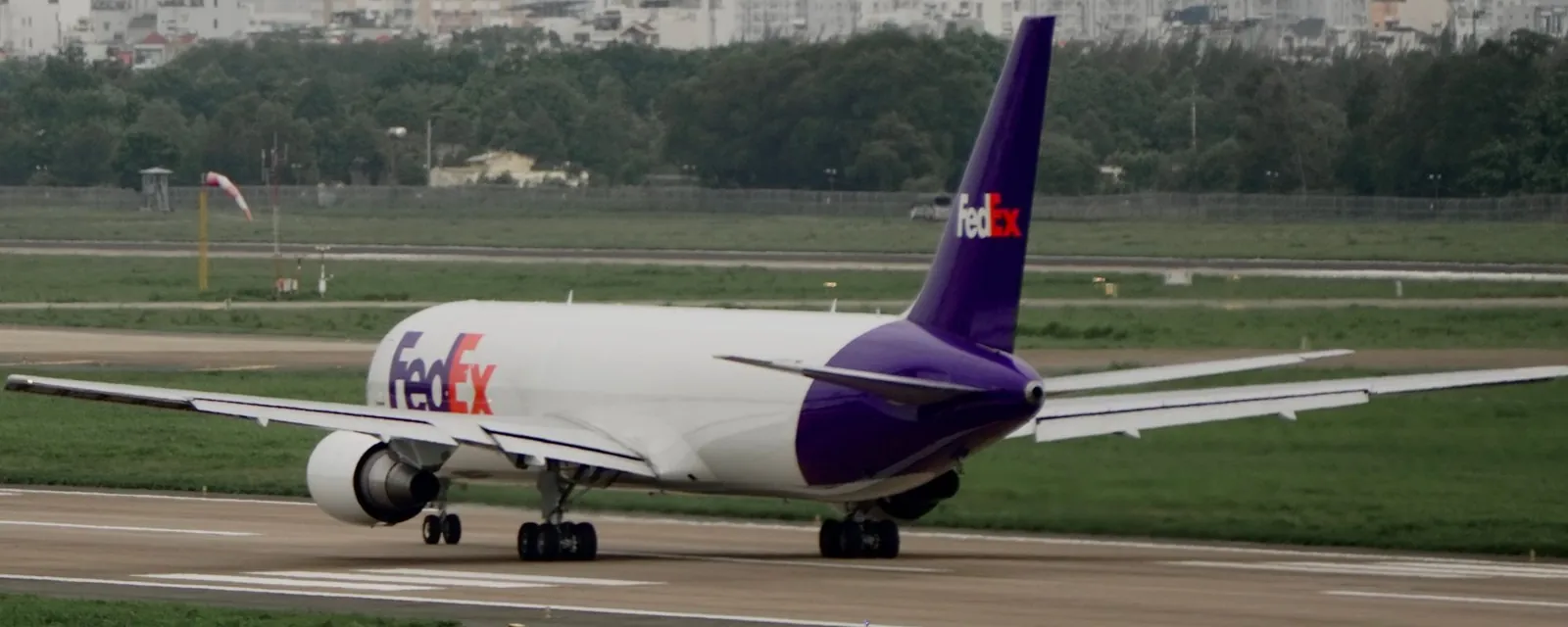Avión de carga express en la pista de un aeropuerto asiático