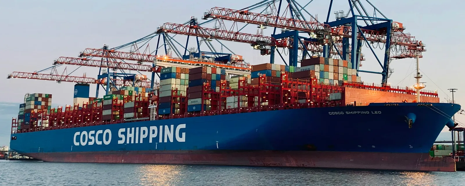 Portacontenedores cargando en un puerto mediante grúas pórtico